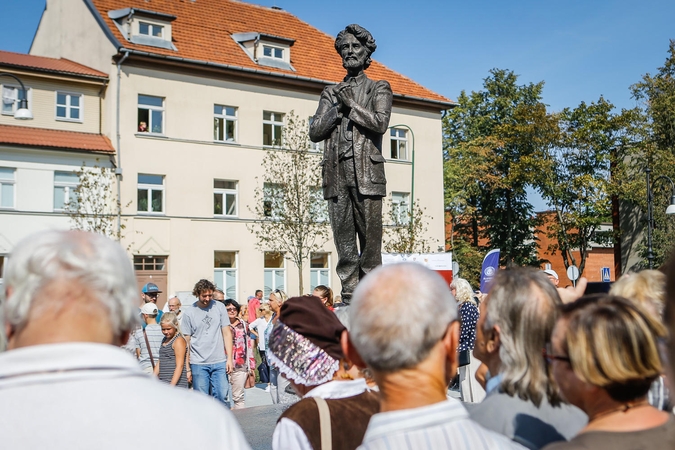 Klaipėdiečiai atidengė paminklą Vydūnui