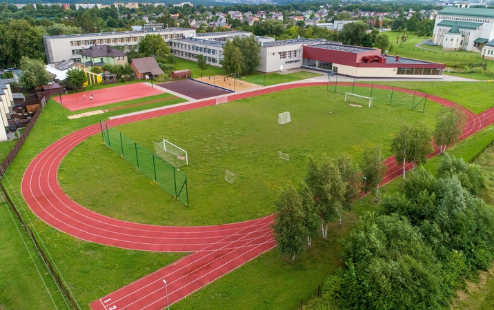 Idėja: Domeikavos gimnazijos stadione siūloma įrengti dirbtinę dangą.