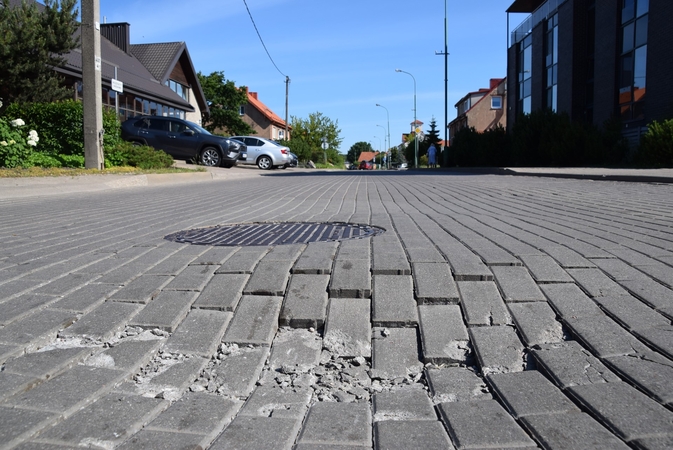 Kliūtis: Molo gatvėje vairuotojų laukia netikėta kliūtis.