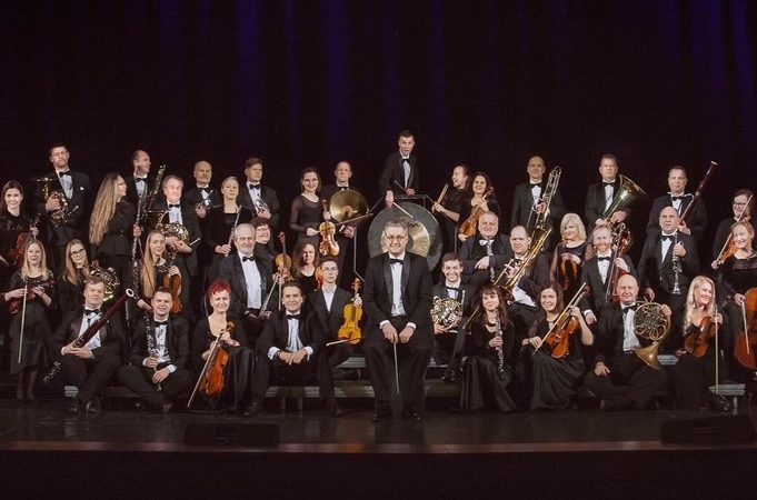 Klaipėdos valstybinio muzikinio teatro simfoninis orkestras su vyriausiuoju dirigentu T. Ambrozaičiu.