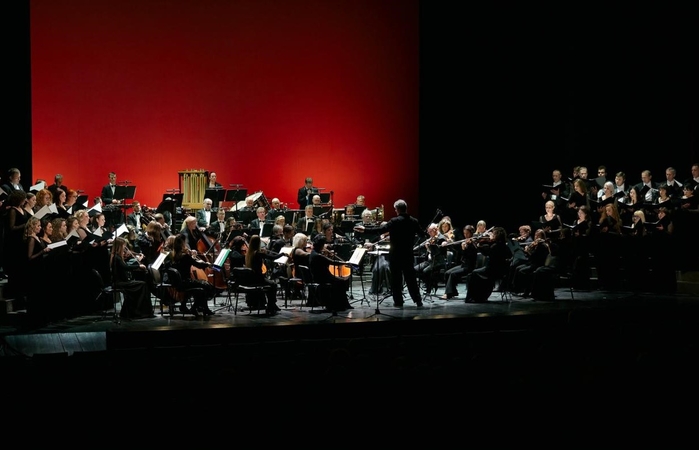 Klaipėdos valstybinio muzikinio teatro simfoninis orkestras ir choras.