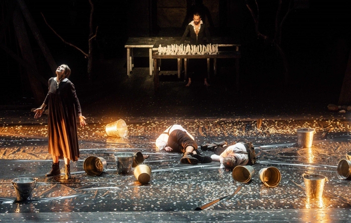 Scenos iš spektaklio „Rozenkrancas ir Gildensternas mirę“.