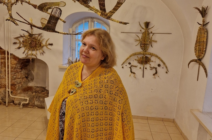 Tapatybė: „Žolynai įsišaknijo į mane. Turbūt su jais ir per juos šiuo metu esu labiau aš“, – svarsto profesionali menininkė V. Bitinaitė-Stankevičienė, įminusi ir žolynų, ir keramikos paslaptis. 