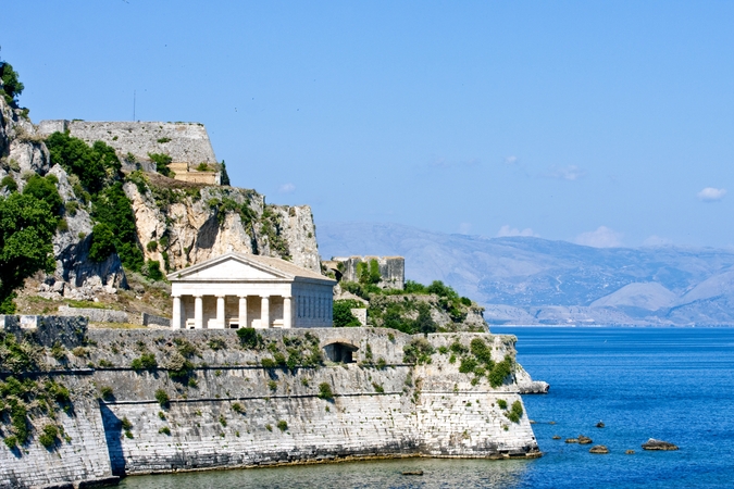 Kerkyra: Korfu salos sostinė, kurios senamiestis nuo 2007 m. yra įtrauktas į UNESCO pasaulio paveldo sąrašą kaip vienas seniausių ir įspūdingiausių miestų, mena dar VIII a.