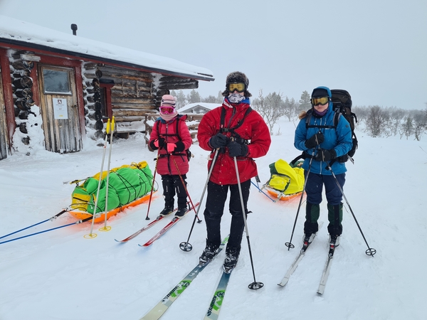 Startas: šeimos komanda pasiruošusi įveikti slidėmis 10–20 km. 