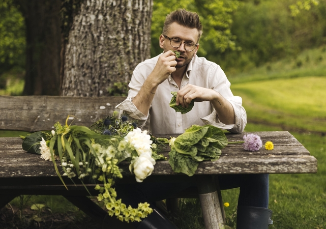 Požiūris: A. Ivanauskas primena, kad svarbu ne tik kas patiekta, bet ir kaip patiekta, todėl pamirškime vienkartinius indus, – Jonines nusipelnėme švęsti stilingai.