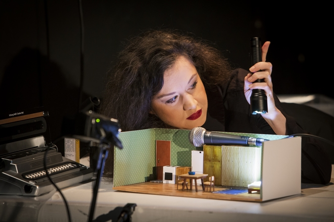 Riba: spektaklio kūrėjai intriguoja – teatre, kaip ir gyvenime, žiūrovams ne visada bus akivaizdu, kas yra tikra, kas – realybės imitacija.