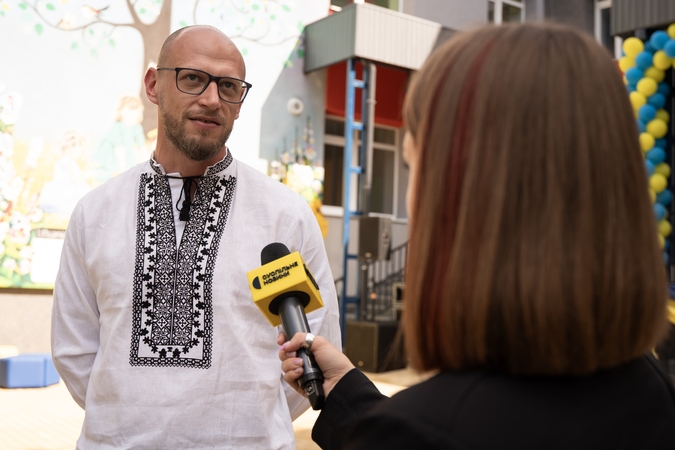 Svarbiausia: „Ukrainos vaikai neturi galimybių mokytis. Juk kalbame apie kartą, kuri bus atsakinga už Ukrainos atsigavimą. Todėl Lietuvos nekarinės paramos prioritetas – švietimas“, – sako A. Žarnovskis.