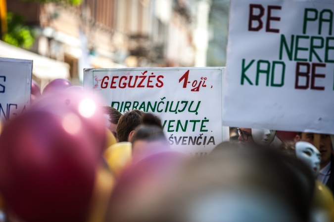 Ginčai: daugybę metų ginčijamasi, ar gegužės 1-oji, sovietų vadinta Darbo žmonių solidarumo švente, ir toliau turėtų būti laisvadienis.