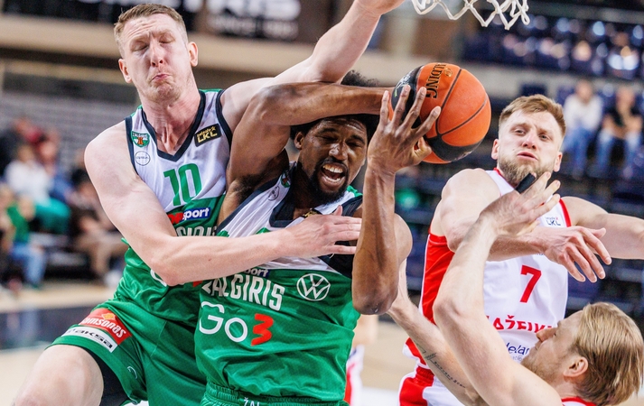 Skirtumas: „Žalgiris“ laimėjo kovą su mažeikiečiais dėl kamuolio 40:29.