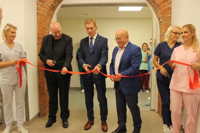 Nauja: R. Karpavičius (kairėje), A. Vaitkus (centre) ir V. Žalimas, nukirpdami simbolinę juostelę, oficialiai atidarė Skubiosios pagalbos skyrių.