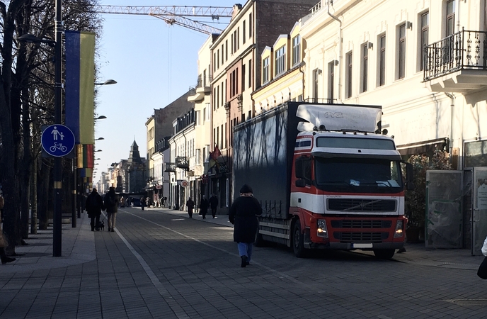  Užfiksavo: kauniečiai pastebėjo Laisvės alėjoje stovinčią sunkiasvorę transporto priemonę, galinčią sulaužyti granito dangą.