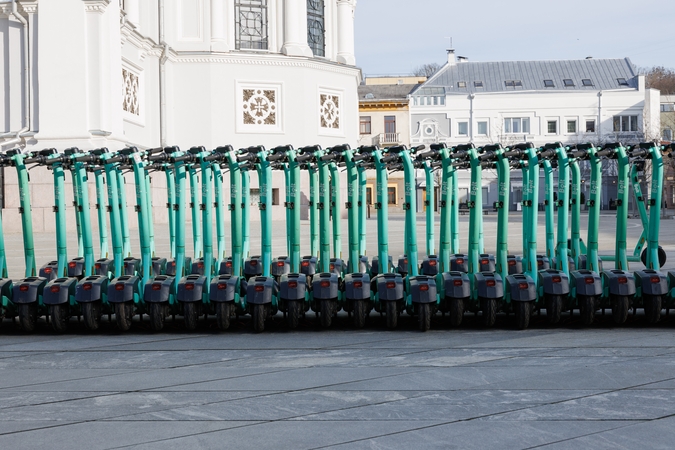 Pokyčiai: nuo kovo 24 d. nuomojamų „Bolt“ ir „Ride“ transporto priemonių nebus galima statyti Laisvės alėjoje ir Vilniaus gatvėje.