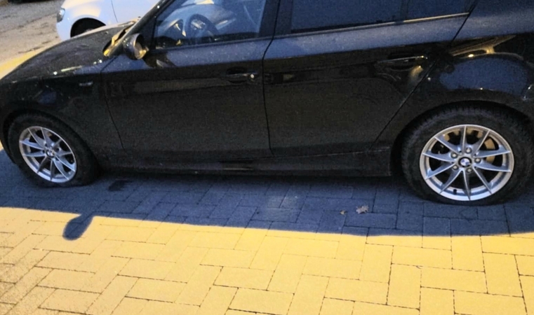 Kerštas: išėjusi į kiemą, klaipėdietė rado savo automobilio padangas be oro.