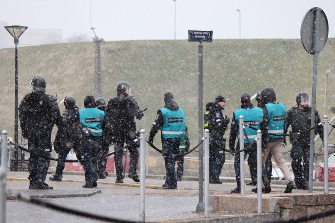 Treniravosi: policijos pareigūnų desantui pasirodžius Kruizinių laivų terminale ir Dangės krantinėse, klaipėdiečiai kraipė galvas – kas nutiko, kad tiek pajėgų sulėkė į vieną vietą?