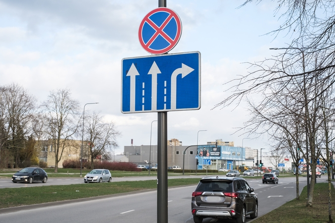 Nepaiso: kai kurie vairuotojai automobilius palieka pagal seną tvarką.