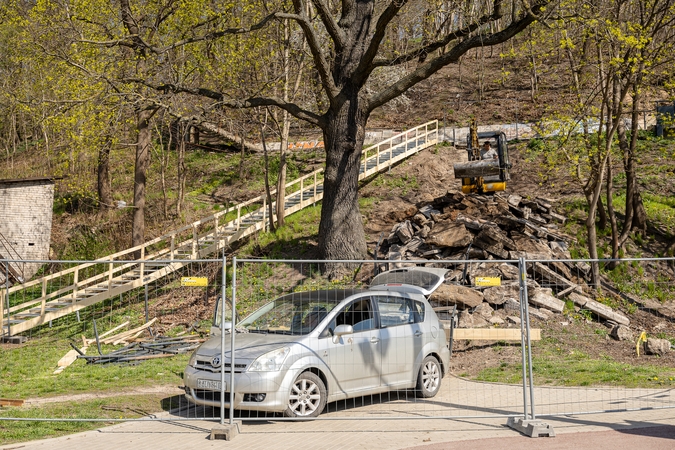 Darbai: ant viaduko vedantys laiptai išardyti, o šalia įrengti laikini.