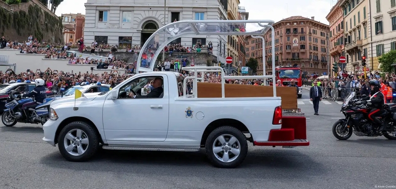 Atsisveikinimas: į amžinojo poilsio vietą popiežius Pranciškus nuvežtas pikapu „Dodge Ram 1500“.