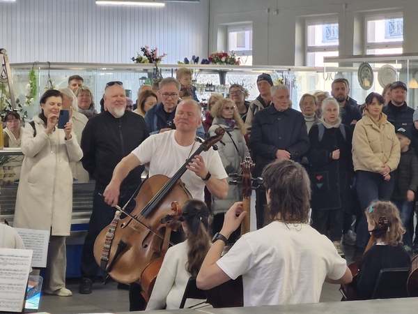 Scena: Tarptautinio violončelės festivalio dalyviai savo pasirodymams rinkosi neįprastas vietas, viena jų – Senosios turgavietės halė.