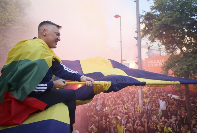 Triumfas: Š. Jasikevičius, apsigobęs Lietuvos trispalve, per Eurolygos čempionų paradą Stambule džiaugėsi trofėjumi, rūkė pergalės cigarą ir mojavo „Fenerbahce“ vėliava.
