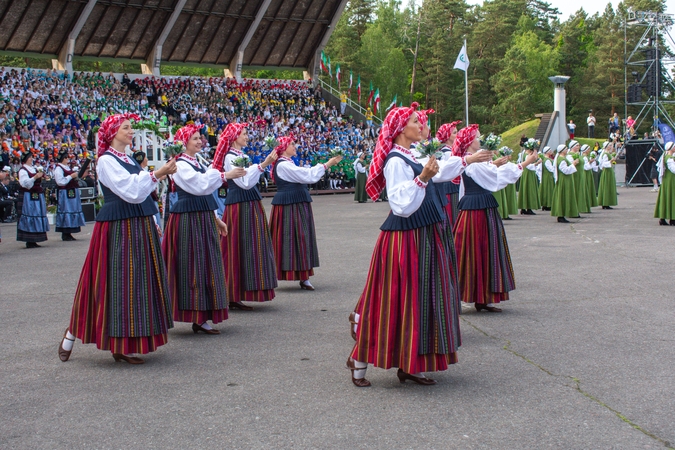Nuotaikos: Lietuvos vaikų ir jaunimo chorai, orkestrai, ansambliai, šokių grupės jau gyvena kitą vasarą vyksiančios Moksleivių dainų šventės „Laiku. Ratu. Kartu“ laukimu.