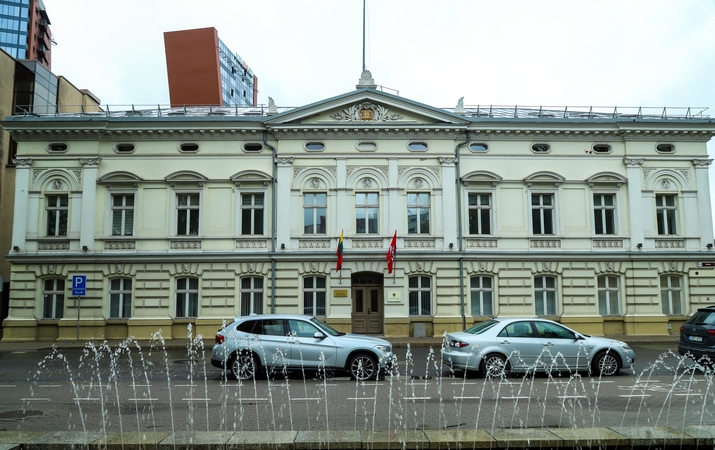 Tvarkinga: aplink Klaipėdos rotušę ir ant jos stogo nebematyti zujančių darbininkų ar remontui reikalingos technikos.