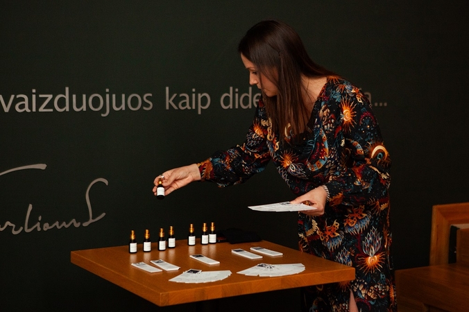 Netikėta: menininkė E. Jonaitytė pakvietė užuosti magiškus M. K. Čiurlionio paveikslų kvapus.