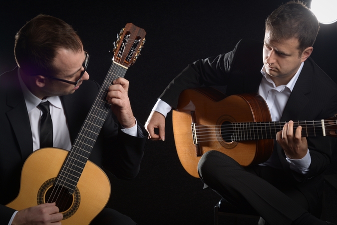 Svečiai: Zyplių dvare aistra muzikavimui dalysis gitaristų duetas iš Juodkalnijos G. Krivokapićius ir D. Cerovićius.