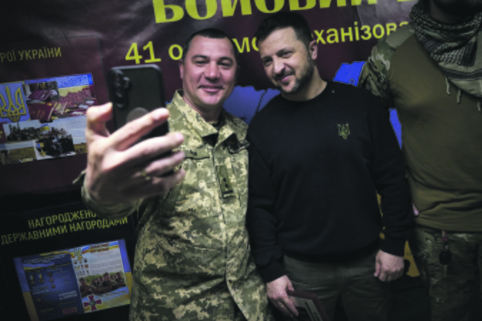 Palaikymas: vienoje sunkiausių fronto atkarpų, ties Časiv Jaru, kovojančius karius aplankė V. Zelenskis.