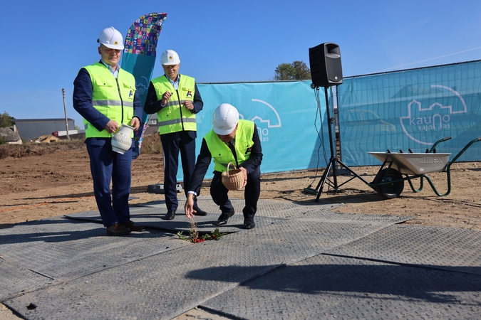 Pradžia: pažymint reikšmingo projekto startą, į žemę simboliškai įkasta statybų kapsulė.