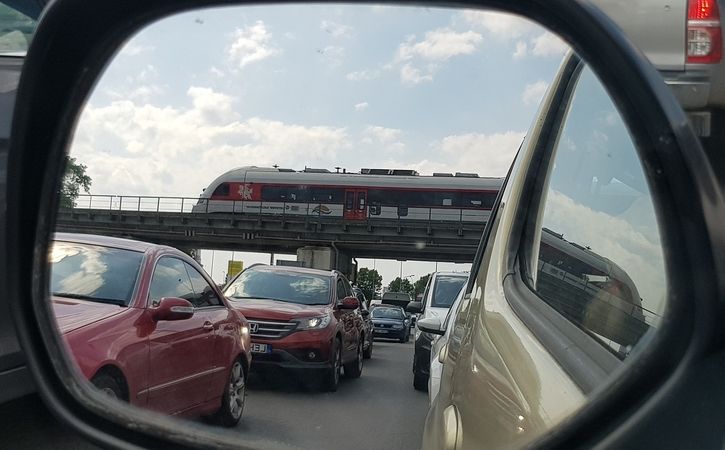 Situacija: Lietuvos transporto politikos pasekmė – pilnos gatvės automobilių ir vieno vagonėlio pustuščiai keleiviniai traukiniai.