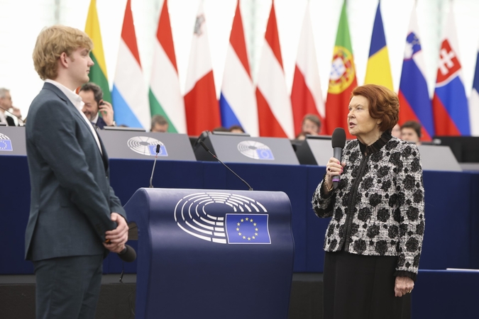 Būtina: „ES – politinė sąjunga, tai reiškia, kad kiekviena šalis turi rūpintis savo interesais, budriai juos ginti, ieškoti sąjungininkų, padaryti taip, kad mūsų balsas būtų išgirstas“, – pabrėžia V. Vykė-Freiberga.