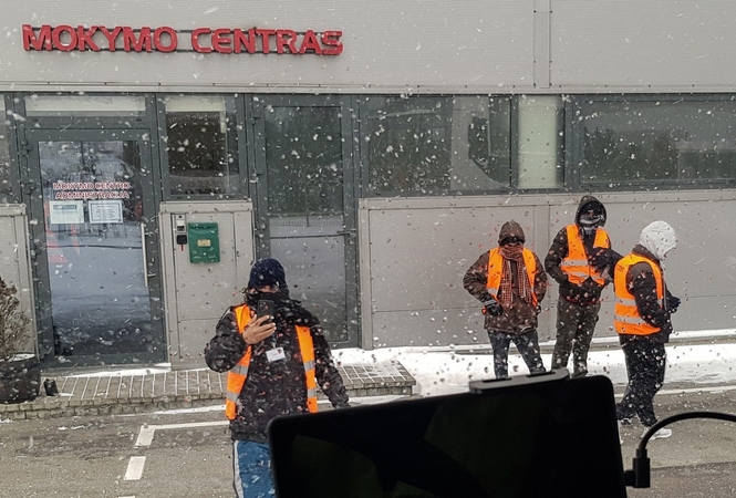 Realybė: lietuviškos žiemos yra tikras iššūkis darbo migrantams iš tokių Azijos šalių kaip Indija.