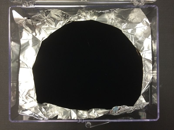 Efektas: „Vantablack“ smegenys interpretuoja ne kaip labai juodą objektą, o kaip tuštumą – tarsi bedugnę ar juodąją skylę.