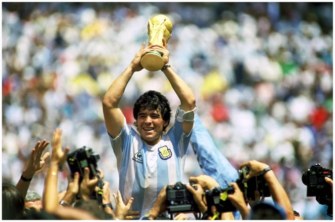 1960 m. spalio 30 d. gimė Argentinos futbolo žvaigždė Diego Maradona.