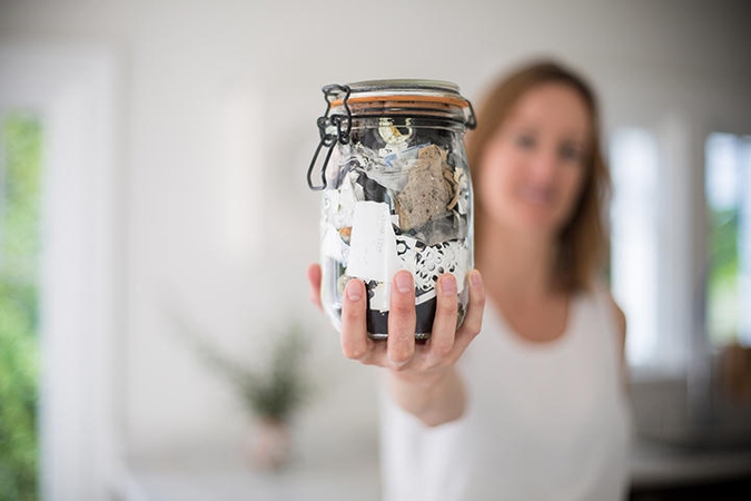Kaip per metus šeimos sukauptas atliekas sutalpinti į 0,5 l stiklainį?