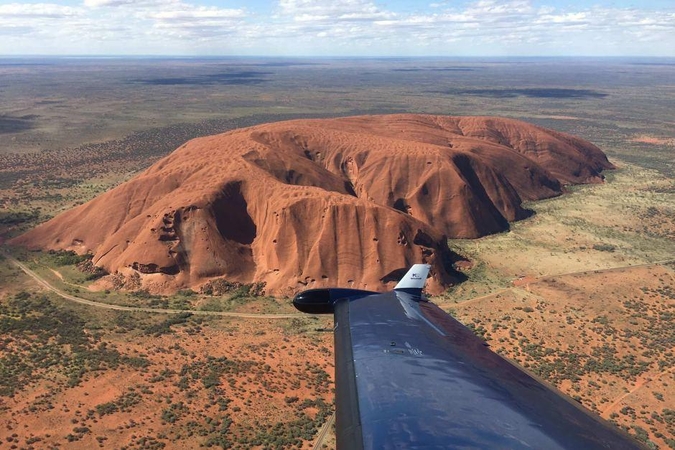 Australijoje išgelbėti garsiosios Uluru uolos plyšyje įstrigę trys vyrai