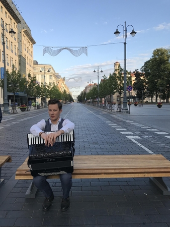 Klipe filmavęsis M. Levickis – per sprindį nuo skriejančio automobilio