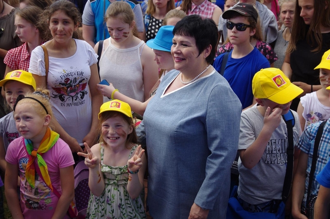 Ministrė A. Pitrėnienė apdovanojo bendruomeniškiausias mokyklas