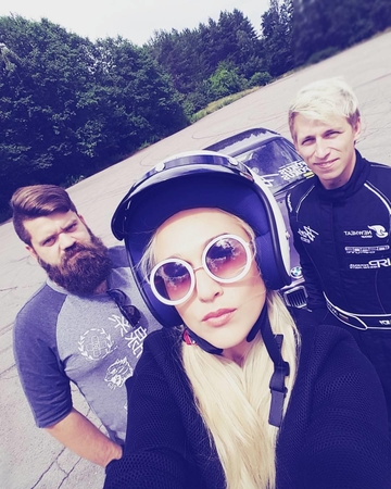 Lenktyniniu automobiliu pavėžintos žinomos moterys ir spiegė, ir juokėsi
