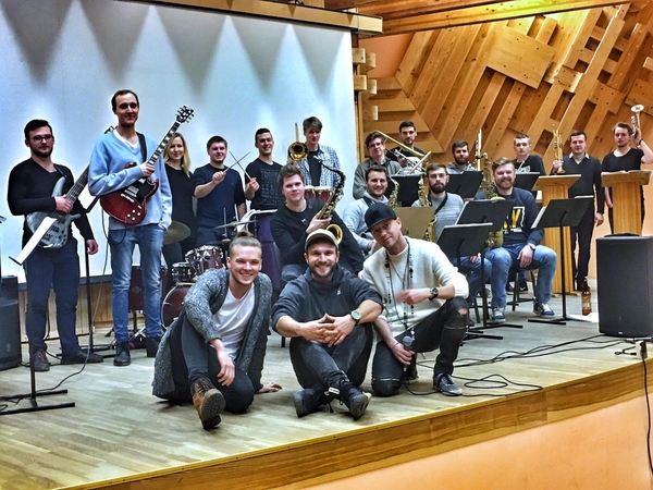 Kovo 8-osios koncertui susibūręs trio atskleidė, ko nedovanoti moterims