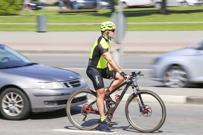 Lietuviai ieško, kaip sutaupyti: atsisako kelionių, keičia transporto priemonę
