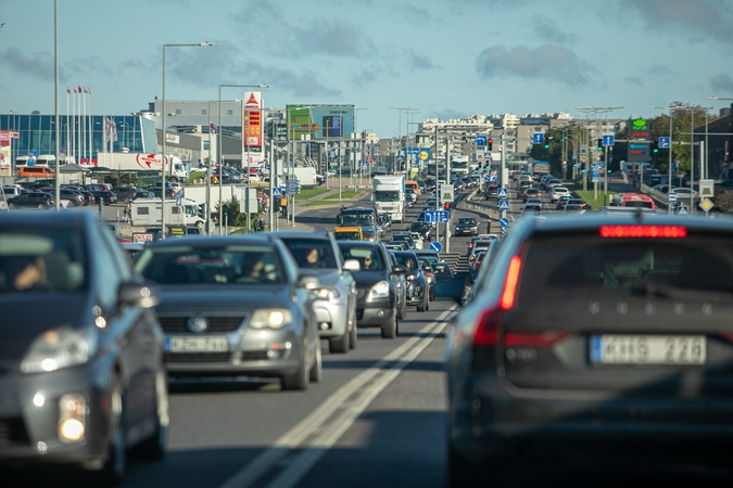 Specialistas apie į Ukrainą siunčiamus automobilius: kare jau niekas nebežiūri į ekologiją