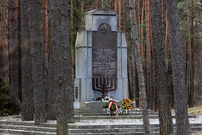 Panerių memoriale ant paminklo vėl išpiešti Rusijos karo Ukrainoje simboliai