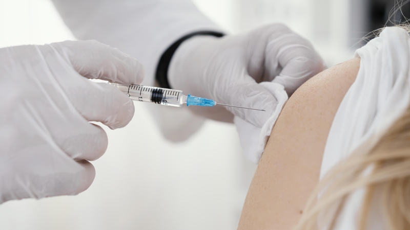 ES rekomenduoja antrą stiprinamąją skiepų nuo COVID-19 dozę vyresniems nei 60 metų žmonėms