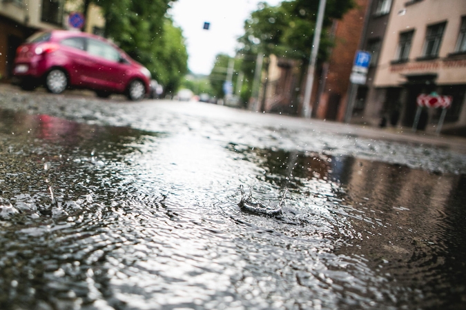 Kauną nuprausė smarki liūtis