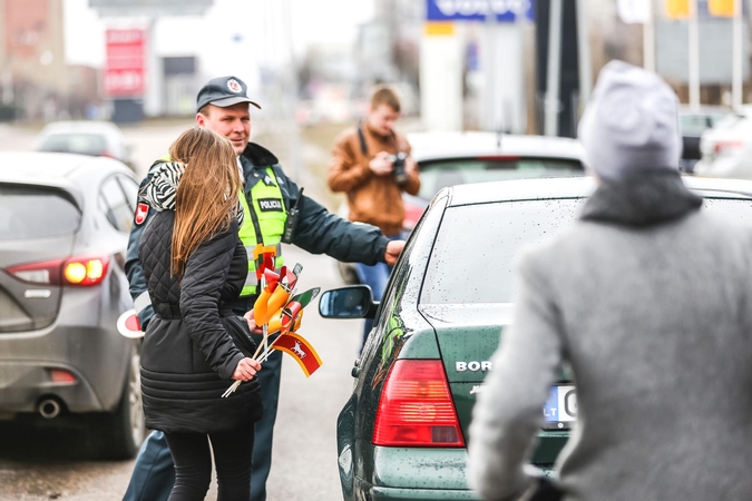 Policija vairuotojus sveikino su Kovo 11-ąja