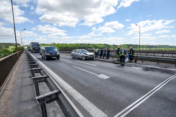 Ant Kleboniškio tilto susidūrė šeši automobiliai