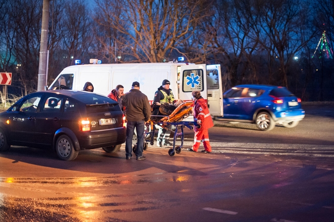 Piliakalnio g. susidūrė du automobiliai: moteris išvežta į ligoninę