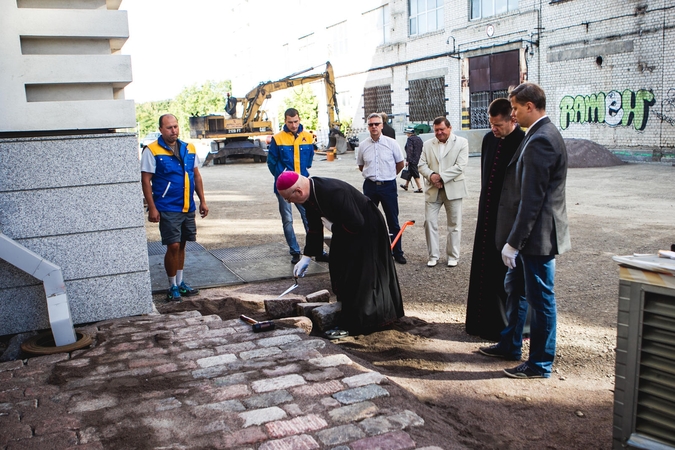 Prie Kristaus Prisikėlimo bažnyčios pakloti pirmieji grindinio akmenys